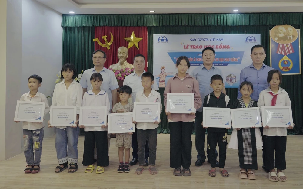 Đại diện Quỹ Toyota trao học bổng “Vòng tay nhân ái” cho học sinh tỉnh Điện Biên