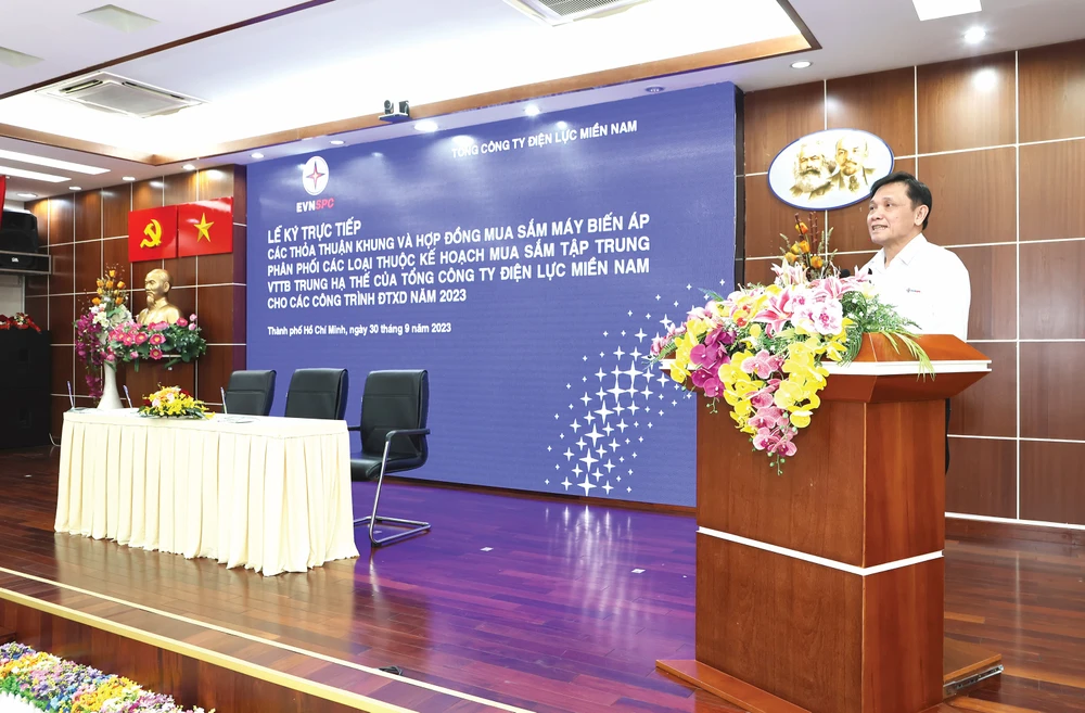Tổng Giám đốc EVNSPC Nguyễn Phước Đức phát biểu tại lễ ký kết các thỏa thuận khung và hợp đồng mua sắm MBA phân phối cho các công trình ĐTXD năm 2023 của EVNSPC