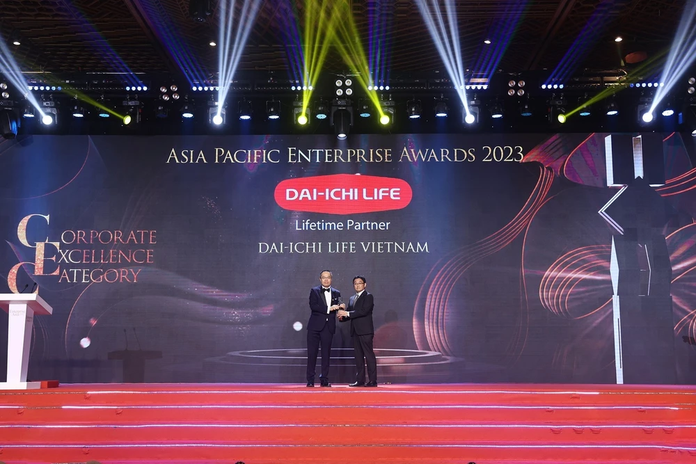 Ông Takahiro Mizukami, Giám đốc Kiểm soát Nội bộ Dai-ichi Life Việt Nam (phải) nhận giải thưởng “Doanh nghiệp xuất sắc châu Á”