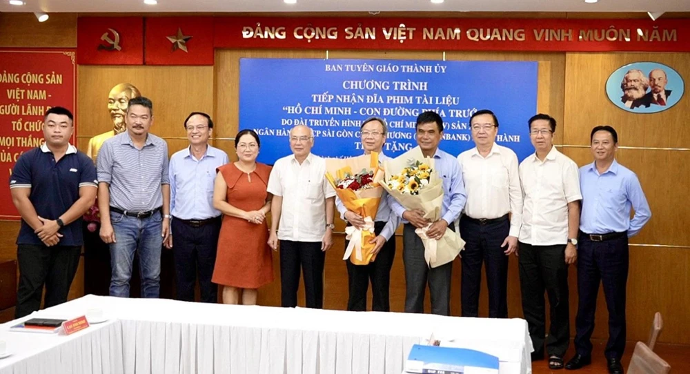 HTV và SAIGONBANK trao tặng phim tài liệu quý cho Ban Tuyên giáo Thành ủy TPHCM