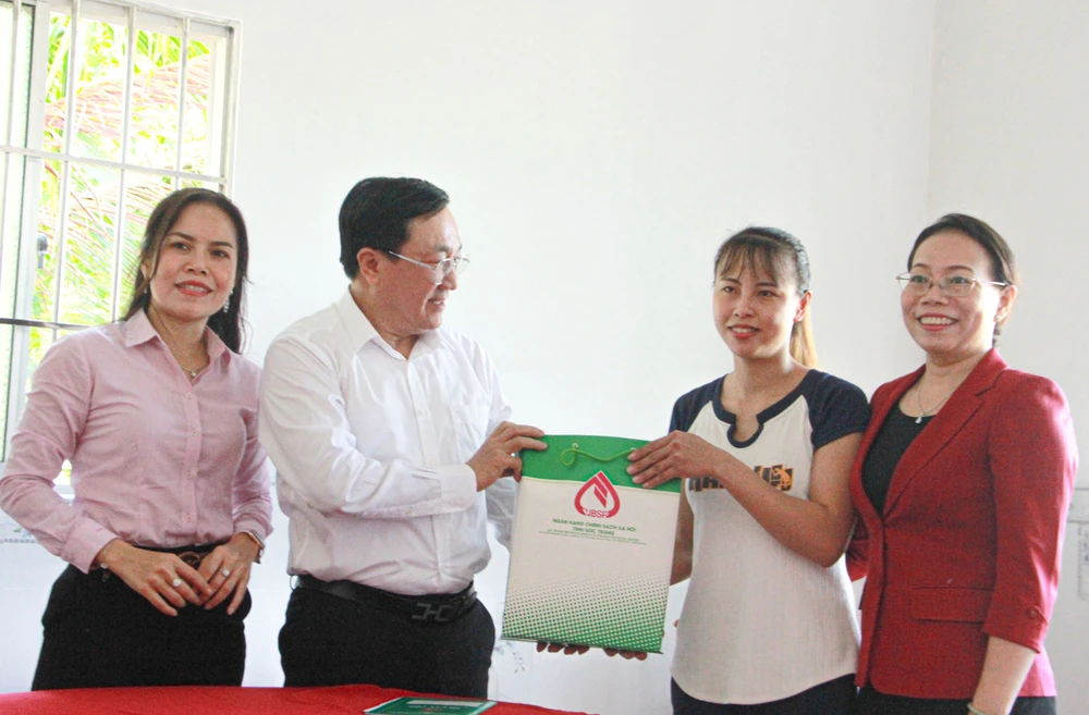 Đoàn công tác thăm hỏi, tặng quà hộ bà Lâm Thị Tú Anh, đối tượng vay vốn tín dụng chính sách tại xã Thuận Hưng, huyện Mỹ Tú