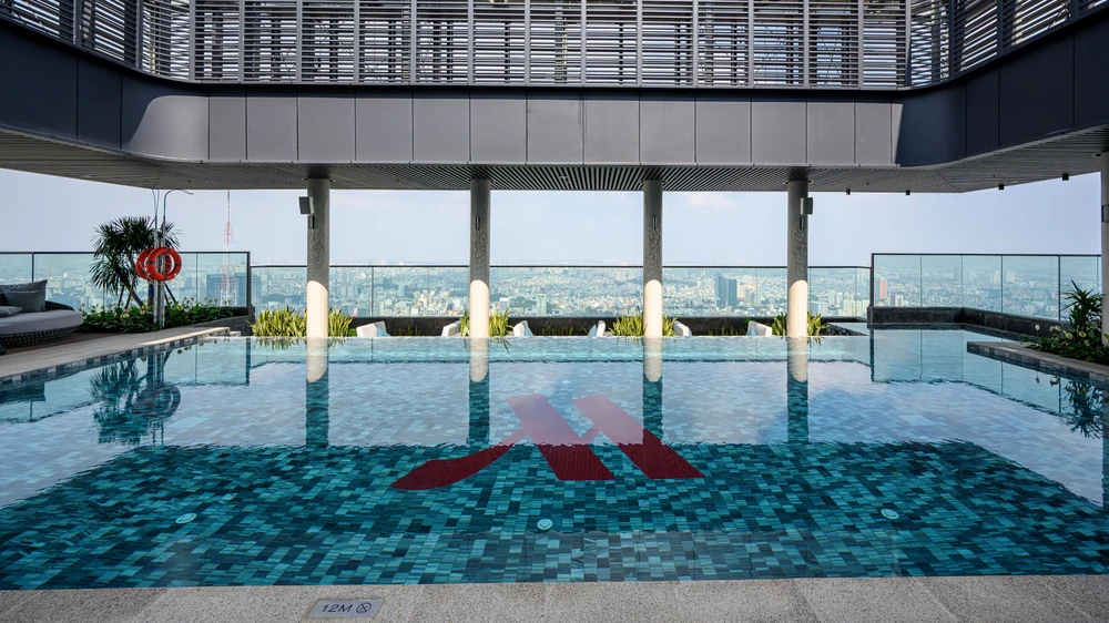 Không gian như resort tại tòa Lake dự án Grand Marina, Saigon, với hồ bơi ngoài trời 143m2 cùng Sun Lounge tắm nắng chuẩn Marriott 