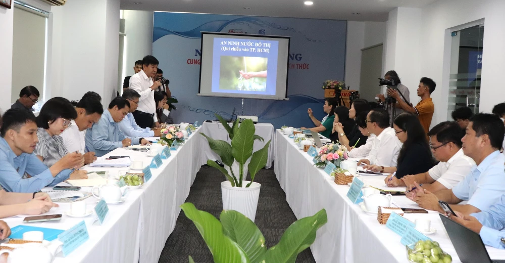 Ông Trần Quang Minh, Tổng Giám đốc SAWACO phát biểu tại hội thảo “Nước với đời sống: Cung ứng, sử dụng và đối phó với thách thức”