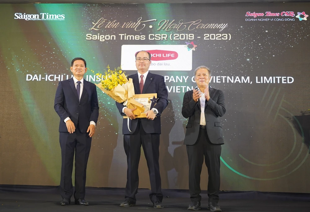 Ông Seigo Fujimaru, Phó TGĐ Điều hành kiêm Phó Tổng giám đốc Hành chính Tổng hợp Dai-ichi Life Việt Nam nhận danh hiệu