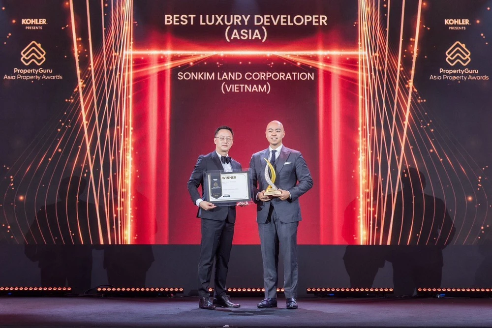 Đại diện Sonkim Land (bên phải) nhận giải thưởng “Nhà phát triển bất động sản cao cấp tốt nhất”
