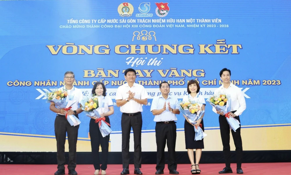 Ông Dương Hồng Nhân, Bí thư Đảng ủy SAWACO và ông Trần Quang Minh, Tổng Giám đốc SAWACO tặng hoa đến Ban giám khảo hội thi
