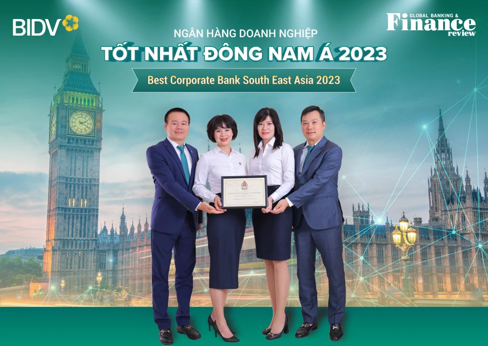 Đại diện BIDV nhận giải thưởng “Ngân hàng Doanh nghiệp tốt nhất Đông Nam Á năm 2023”