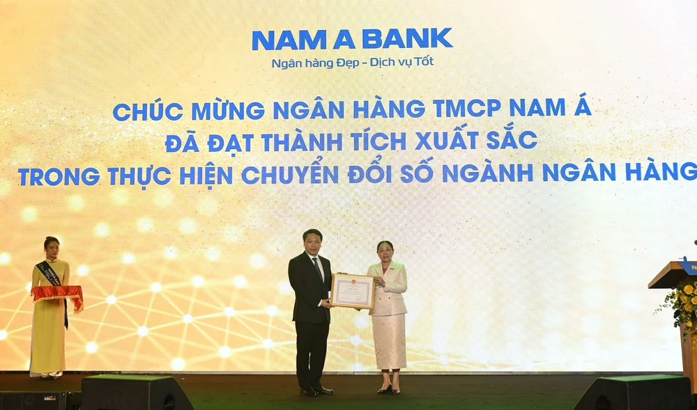 Ông Nguyễn Huy Dũng, Thứ trưởng Bộ TT-TT trao bằng khen đến đại diện Nam A Bank