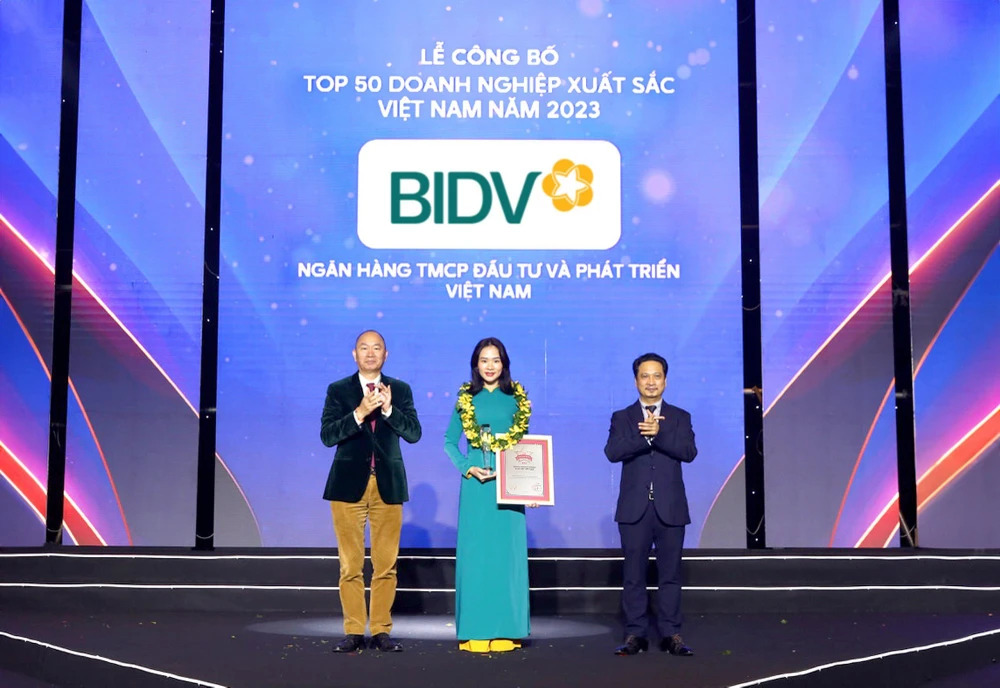 Đại diện BIDV nhận giải thưởng Top 50 doanh nghiệp xuất sắc Việt Nam năm 2023