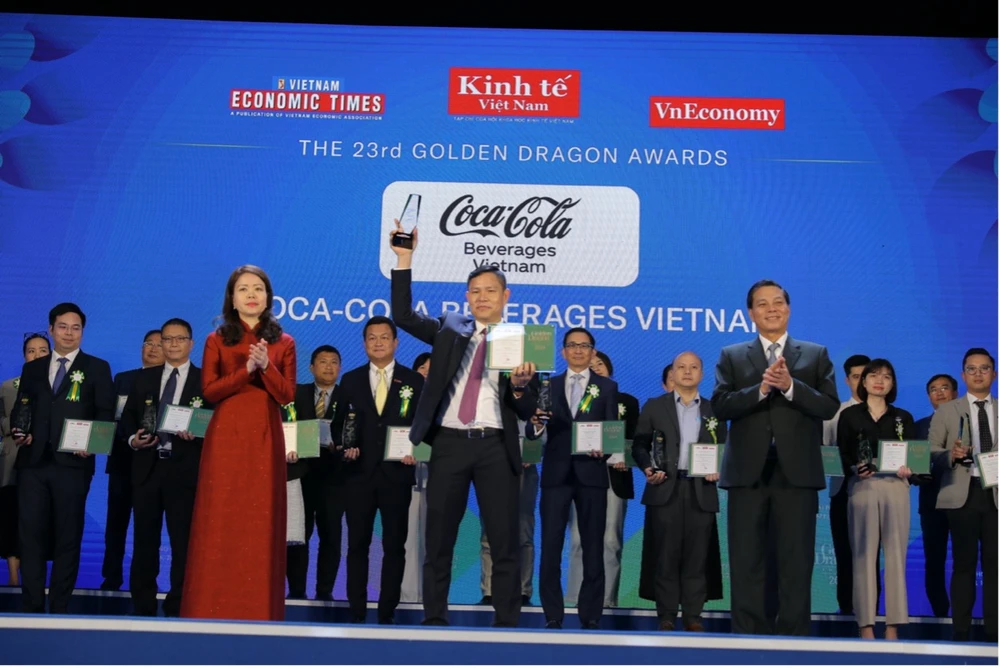 Ông Bùi Khánh Nguyên, Phó Tổng Giám đốc Đối ngoại, Truyền thông và Phát triển Bền vững, nhận giải thưởng tại Lễ trao giải Rồng Vàng lần thứ 23
