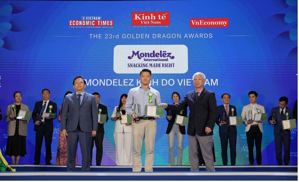 Đại diện công ty Mondelez Kinh Đô Việt Nam (giữa) nhận giải thưởng Top 50 Doanh nghiệp có vốn đầu tư nước ngoài (FIEs) tiêu biểu tại Việt Nam năm 2024