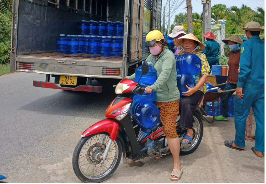 Công ty Coca-Cola Việt Nam mang nước uống miễn phí đến với bà con vùng nước nhiễm mặn tỉnh Long An