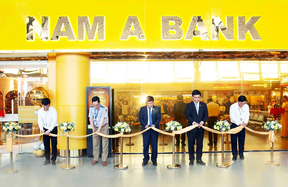 Đại diện Nam A Bank và khách mời cắt băng khai trương Nam A Bank Premier Lounge Đà Nẵng