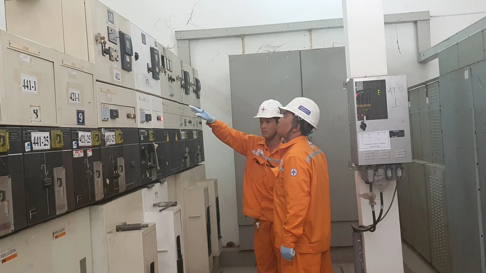 Nhân viên điện lực TPHCM kiểm tra hệ thống điện, đảm bảo nguồn điện cho kỳ thi tốt nghiệp THPT