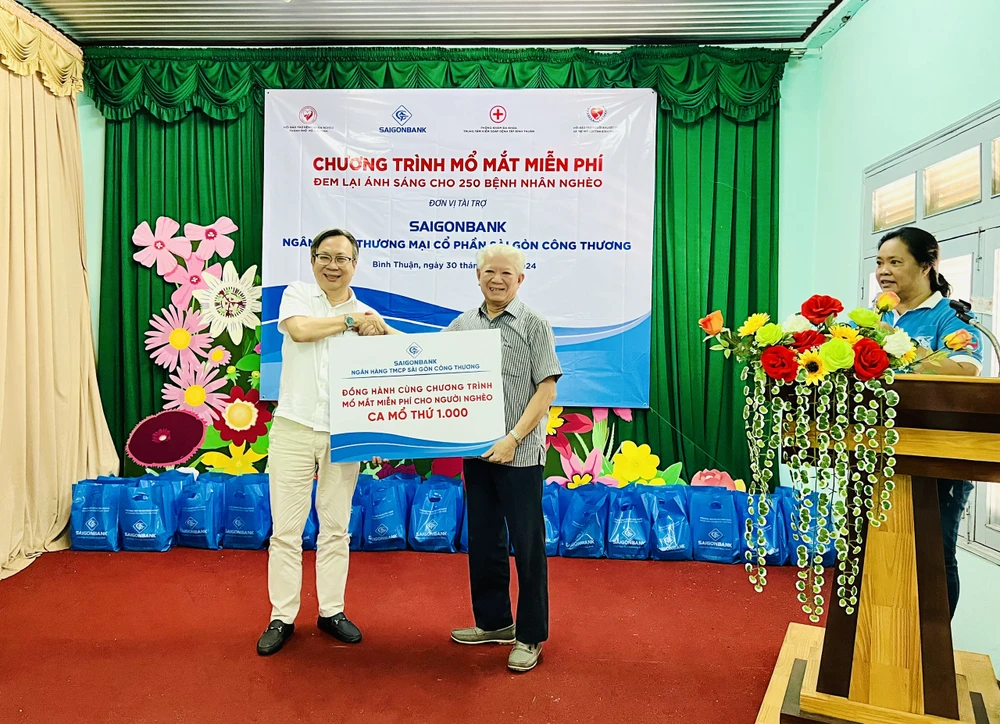 Ông Vũ Quang Lãm, Chủ tịch Hội đồng quản trị SAIGONBANK trao bảng biểu trưng tài trợ 1.000 ca mổ mắt cho ông Trần Thành Long, Chủ tịch Hội Bảo trợ Bệnh nhân nghèo TPHCM