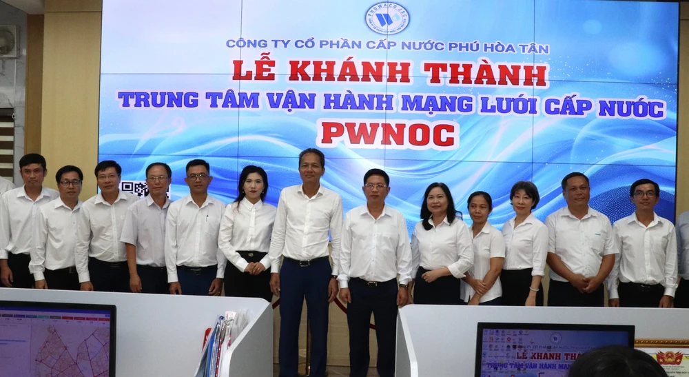 Lãnh đạo SAWACO và PHUWACO tại lễ khánh thành trung tâm PWNOC