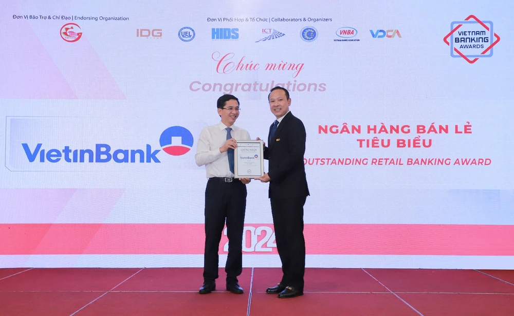 Ông Phạm Quốc Long (bên phải), Giám đốc Trung tâm khách hàng phía Nam đại diện VietinBank nhận giải thưởng