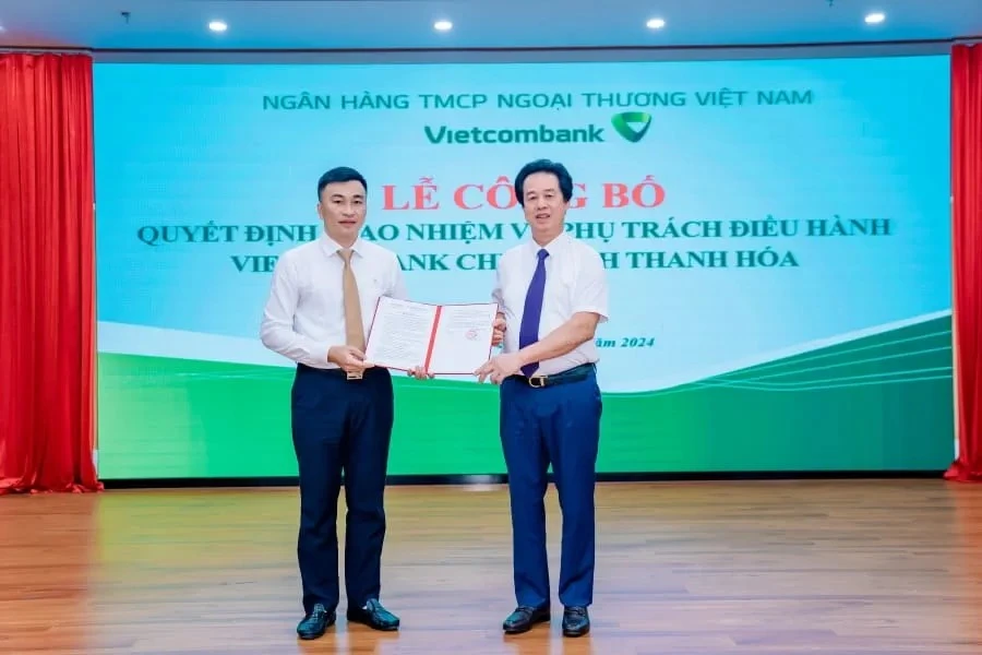 Ông Nguyễn Mỹ Hào, Thành viên HĐQT Vietcombank (bên phải) trao quyết định cho ông Lê Như Tú, tân Phó Giám đốc phụ trách điều hành Vietcombank Thanh Hóa