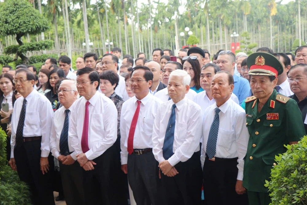 Đoàn thành kính tưởng nhớ các đồng chí nguyên lãnh đạo Đảng và đồng bào, chiến sĩ đã hy sinh vì sự nghiệp đấu tranh giải phóng dân tộc. Ảnh: THU HOÀI