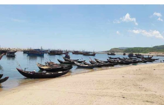 Sau sự cố môi trường biển do Formosa Hà Tĩnh gây ra, nhiều tàu thuyền của ngư dân xã Kỳ Lợi, thị xã Kỳ Anh phải nằm bờ. Ảnh: T.L.