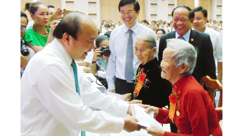 Thủ tướng Nguyễn Xuân Phúc thăm hỏi và tặng quà các Mẹ Việt Nam Anh hùng tại Hội nghị Biểu dương người có công với cách mạng tiêu biểu năm 2017 do UBND tỉnh Quảng Nam tổ chức ngày 22-7.