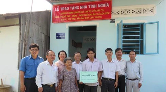 Đảng ủy khối Dân-Chính-Đảng TPHCM tặng nhà tình nghĩa cho các gia đình có hoàn cảnh khó khăn 