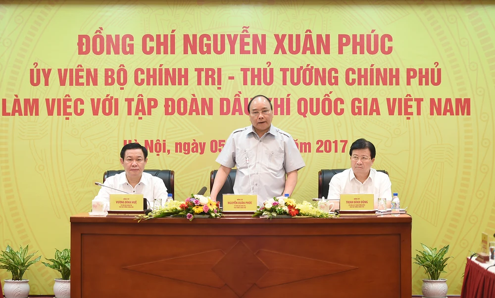 Thủ tướng Nguyễn Xuân Phúc làm việc với tập đoàn dầu khí. Ảnh: VGP