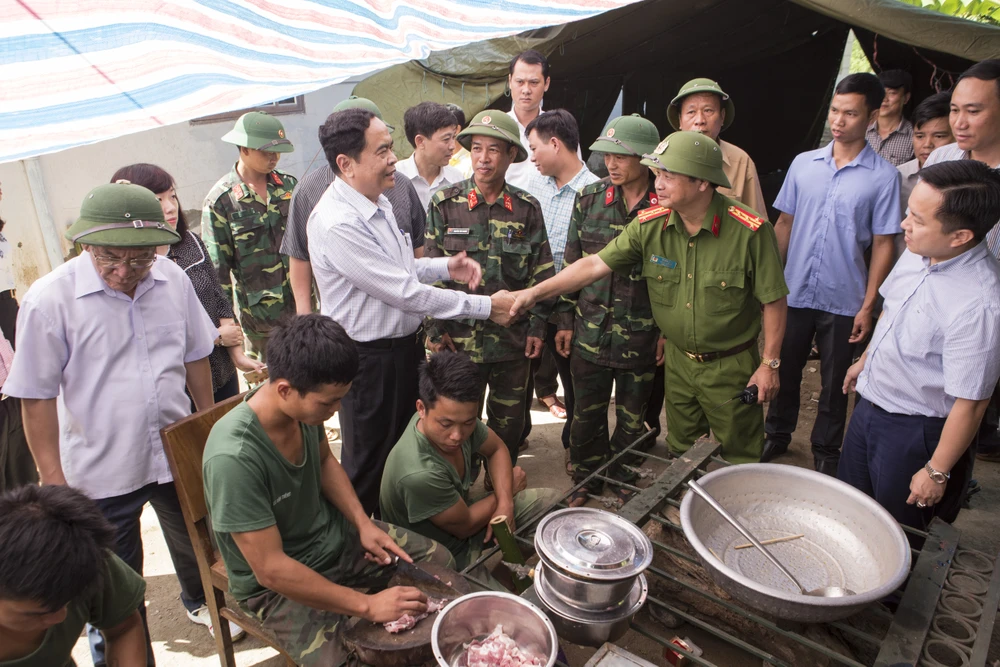 Chủ tịch Ủy ban TƯ MTTQ Việt Nam động viên các cán bộ, chiến sĩ đang giúp nhân dân khắc phục hậu quả mưa lũ