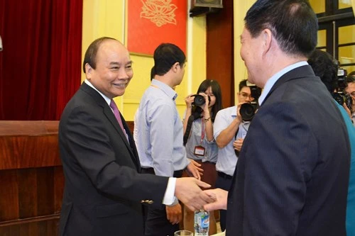 Thủ tướng Nguyễn Xuân Phúc trò chuyện với cán bộ Học viện Chính trị quốc gia Hồ Chí Minh