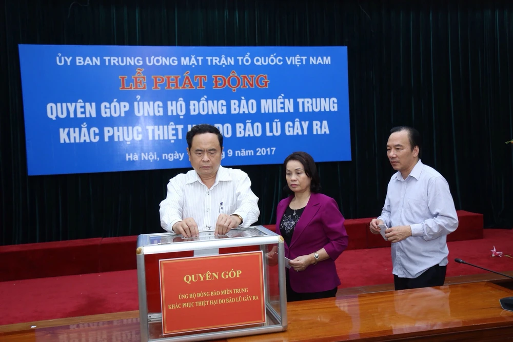 Ông Trần Thanh Mẫn và lãnh đạo, cán bộ Ủy ban TƯ MTTQ Việt Nam ủng hộ đồng bào