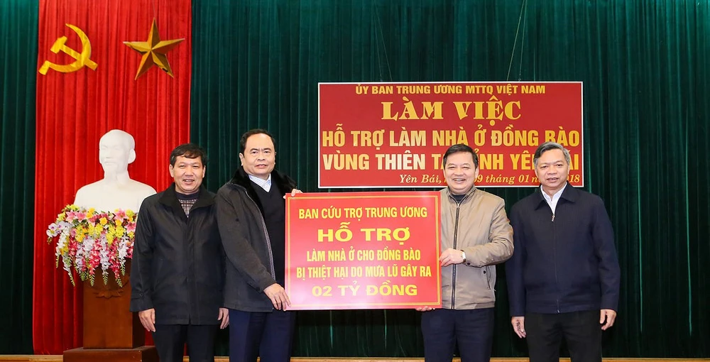 Ủy ban TƯ MTTQ Việt Nam trao 2 tỷ đồng hỗ trợ bà con vùng lũ xây nhà ở