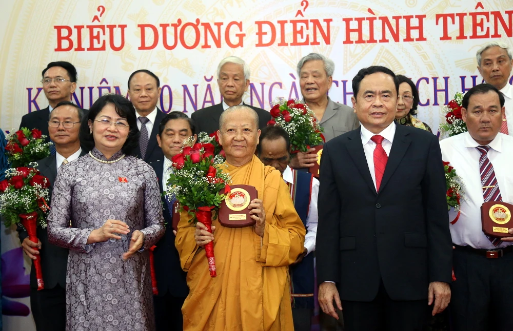 Phó Chủ tịch nước và Chủ tịch Ủy ban TƯ MTTQ Việt Nam chúc mừng các điển hình tiên tiến