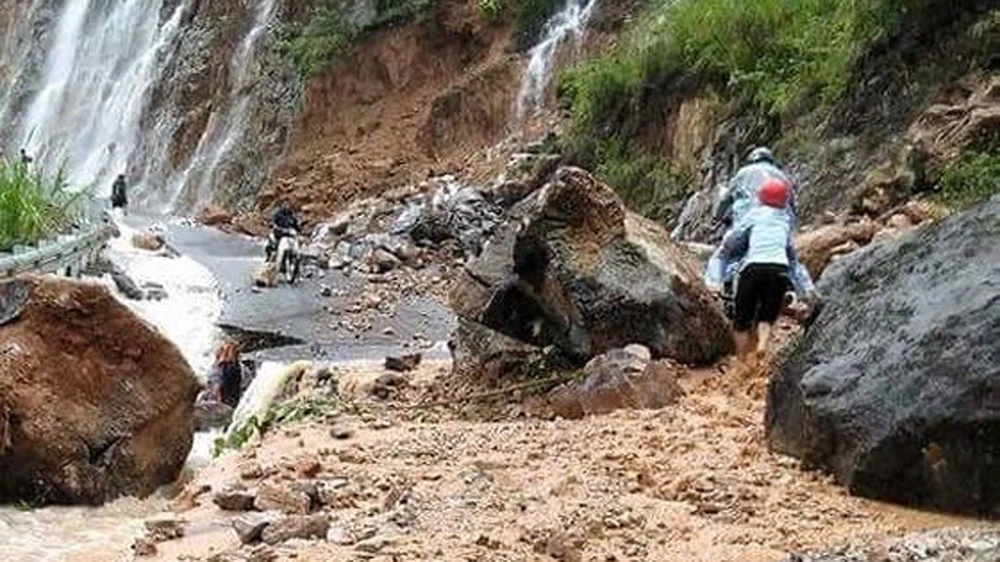 Các tuyến đường huyết mạch giao thông ở tỉnh Hà Giang bị cô lập vì sạt lở do mưa lũ ngày 24-6