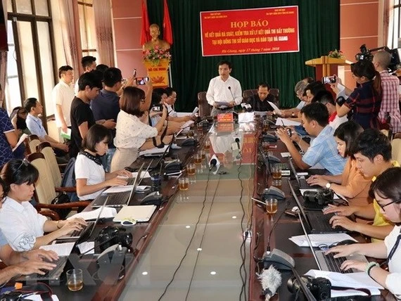 Ông Mai Văn Trinh, Cục trưởng Cục Quản lý chất lượng, Bộ GD-ĐT thông tin cho báo chí tại buổi họp báo công bố kết quả điều tra nghi vấn gian lận chấm thi THPT quốc gia tại Hà Giang. Ảnh: TTXVN