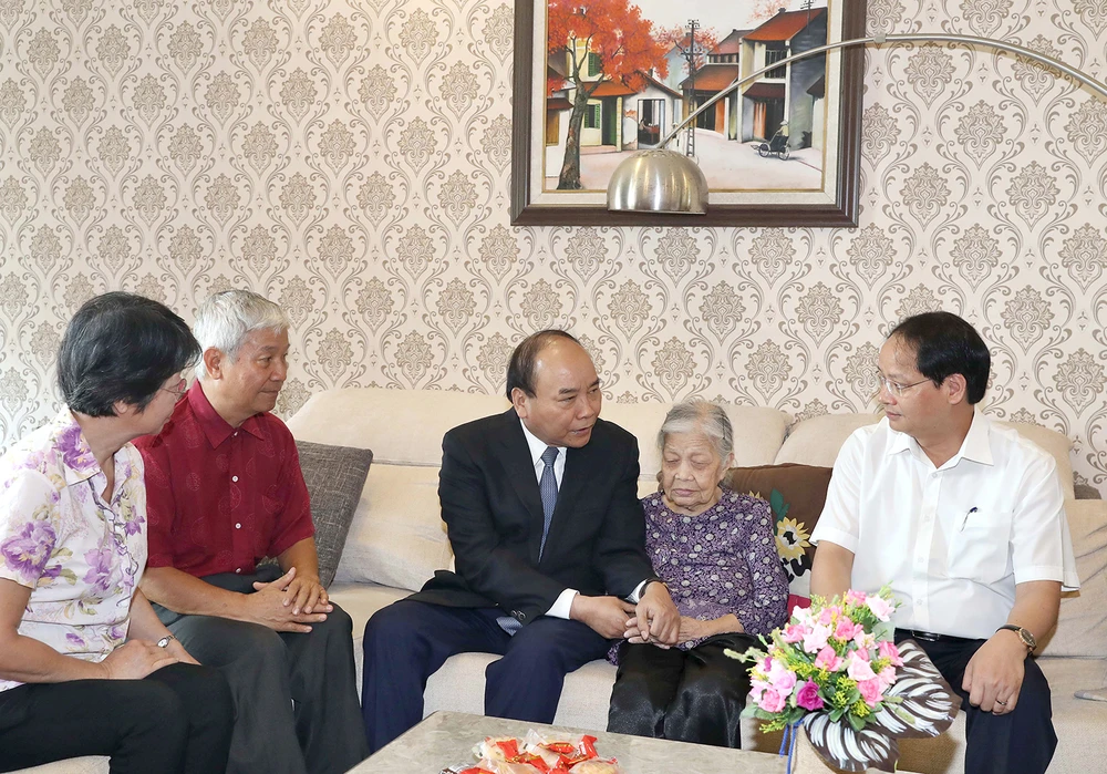  Thủ tướng thăm hỏi mẹ liệt sĩ Trịnh Đình Khôi. Ảnh: VGP