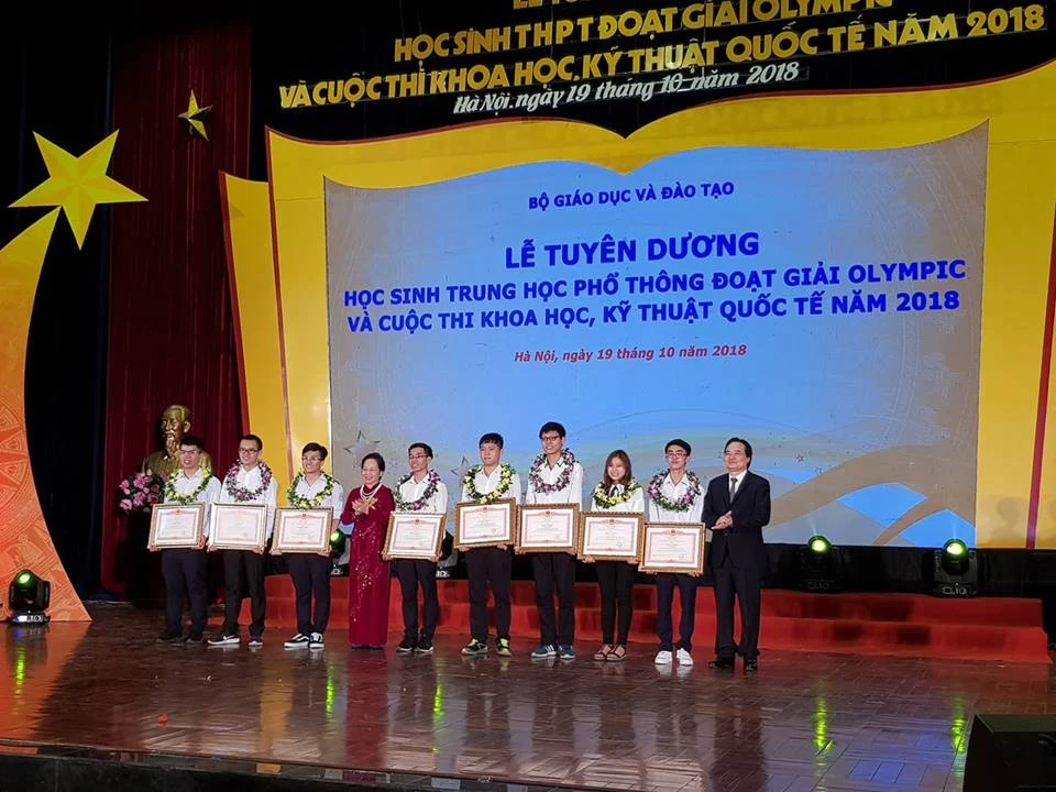 Các em đoạt HCV nhận bằng khen của Thủ tướng Chính phủ