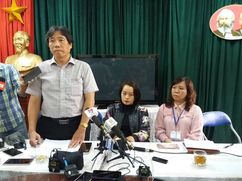 Chủ trì buổi họp báo: Từ trái qua phải: Trưởng phòng GD-ĐT quận Đống Đa, phụ huynh học sinh bị tát, Hiệu trưởng Trường tiểu học Quang Trung