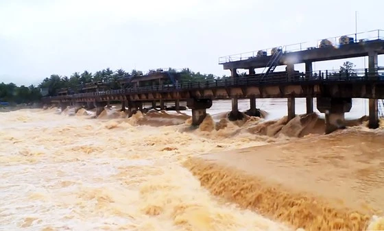 Lũ cuồn cuộn trên sông tại huyện Hoài Nhơn. Ảnh: QUANG HẢI