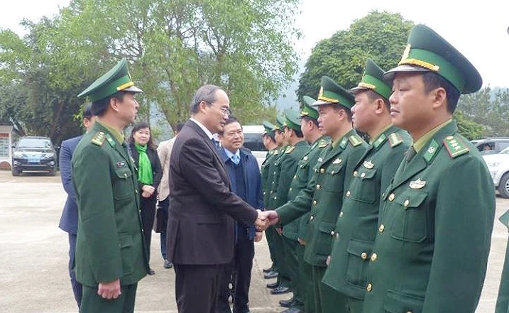 Đồng chí Nguyễn Thiện Nhân thăm hỏi cán bộ, chiến sĩ Đồn Biên phòng Cửa khẩu Trà Lĩnh, Cao Bằng