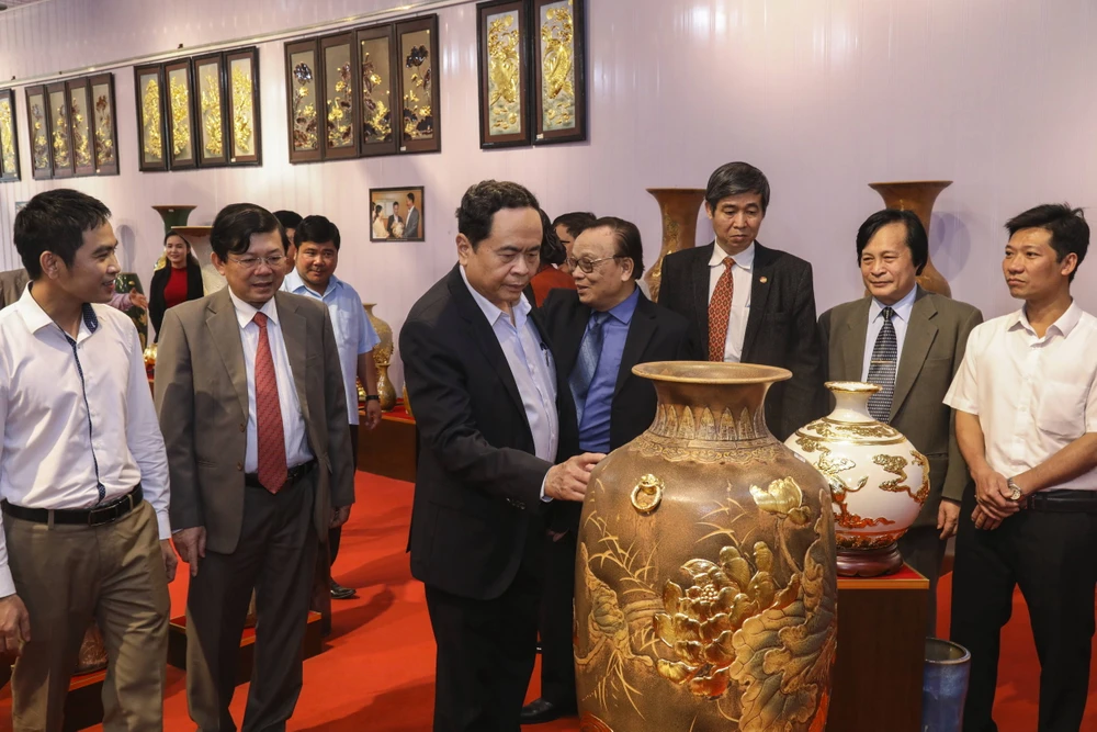 Chủ tịch Ủy ban Trung ương MTTQ Việt Nam thăm làng gốm Bát Tràng