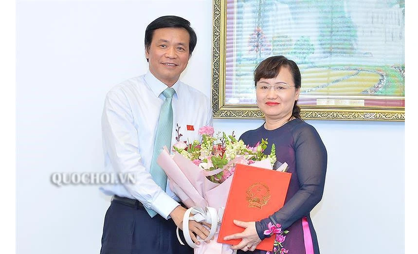 Chủ nhiệm Văn phòng Quốc hội Nguyễn Hạnh Phúc trao quyết định bổ nhiệm cho bà Phạm Thúy Chinh. Ảnh: QUOCHOI