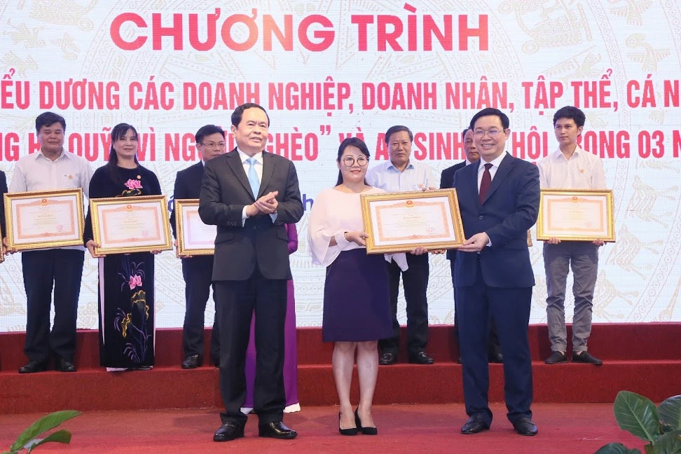 Phó Thủ tướng Vương Đình Huệ trao bằng khen cho các cá nhân