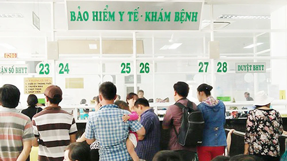 Cử tri đề nghị khám chữa bệnh cho người có thẻ bảo hiểm y tế vào tất cả các ngày trong tuần