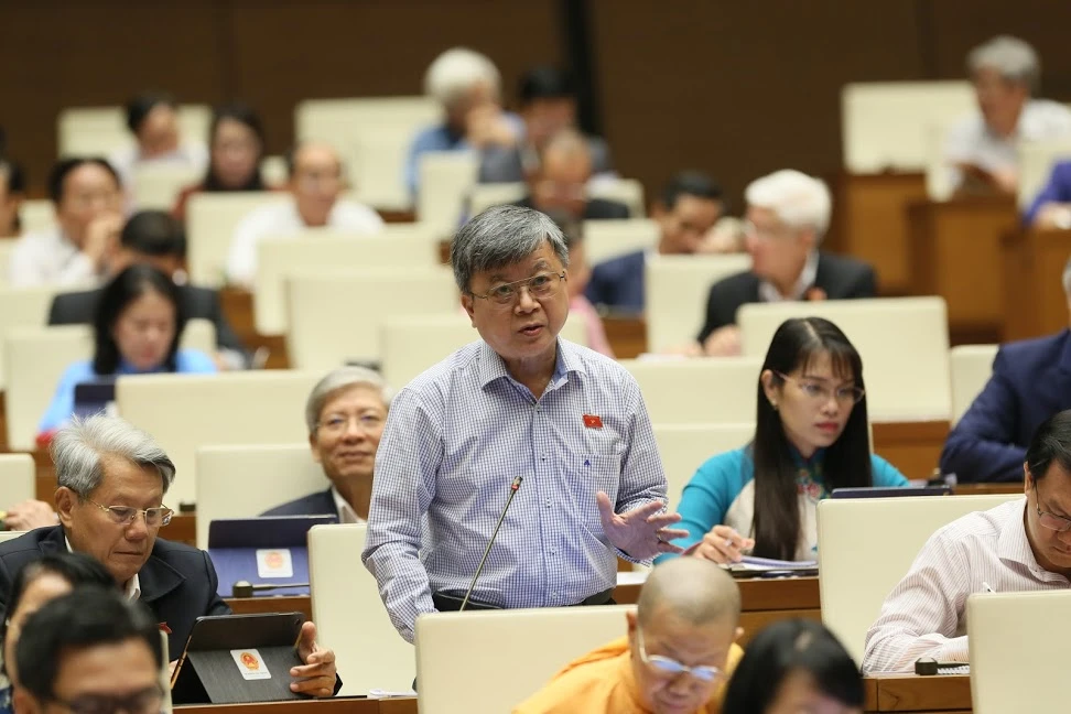 ĐB Trương Trọng Nghĩa (TPHCM) phát biểu tại phiên họp chiều 1-11