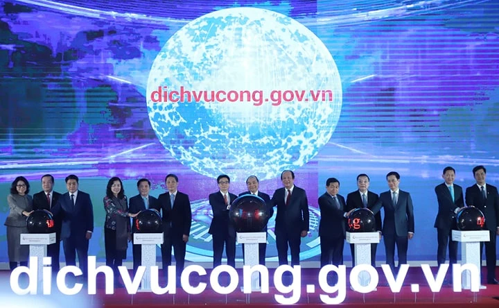 Thủ tướng Nguyễn Xuân Phúc cùng các đại biểu bấm nút khai trương Cổng dịch vụ công quốc gia. Ảnh: VIẾT CHUNG