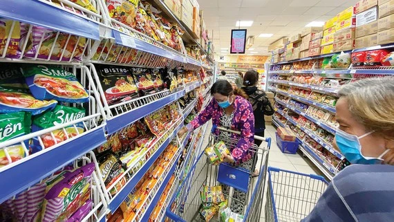 Người dân đeo khẩu trang khi đi mua sắm tại siêu thị ở TPHCM, ngày 10-3-2020: Ảnh: CAO THĂNG
