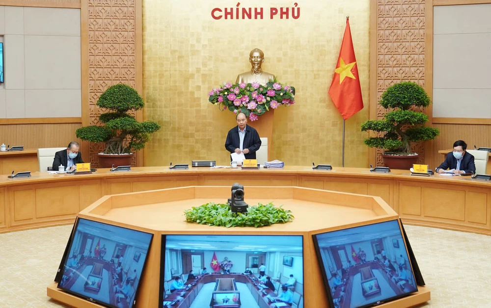 Thủ tướng Nguyễn Xuân Phúc chủ trì cuộc họp Thường trực Chính phủ chiều 30-3. Ảnh: VIẾT CHUNG