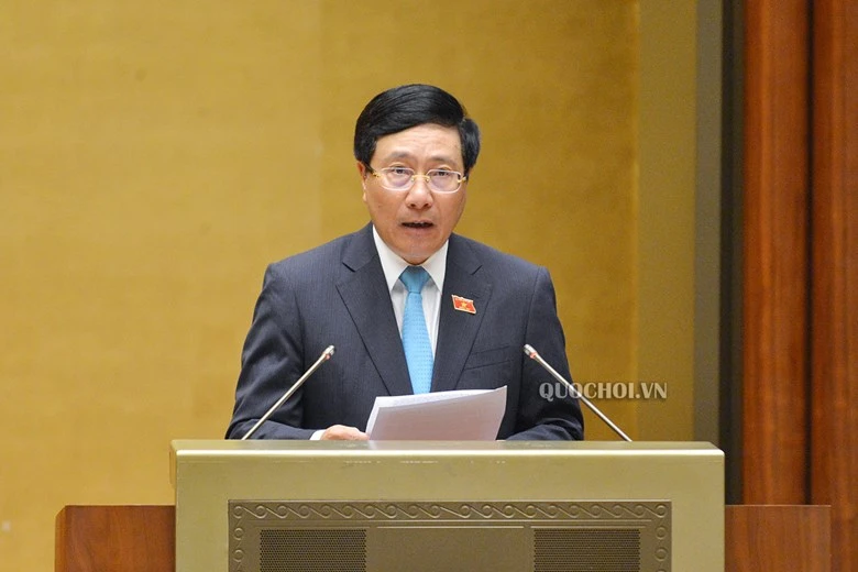 Phó Thủ tướng Chính phủ, Bộ trưởng Bộ Ngoại giao Phạm Bình Minh trình bày Tờ trình về dự án Luật Thỏa thuận quốc tế, sáng 22-5-2020. Ảnh: QUOCHOI