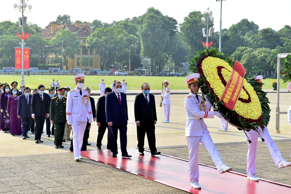 Lãnh đạo Đảng, Nhà nước vào Lăng viếng Chủ tịch Hồ Chí Minh nhân kỷ niệm 75 năm Quốc khánh 2-9. Ảnh: QUANG PHÚC