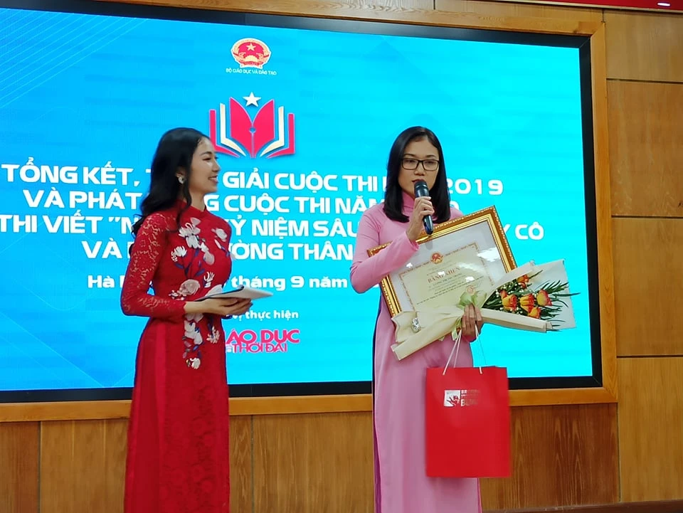 Trao giải Nhất cho cô Lường Thị Thu Trang (phải) tại buổi lễ